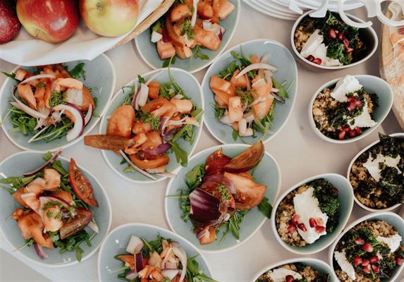 Øg medarbejdertrivslen med en firmafrokost af høj kvalitet