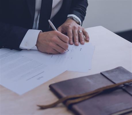 At arbejde hjemmefra kan have sine fordele og ulemper. For selvom det kan være rart blot at skulle tænde computeren og være på, så kan hjemmemiljøet nogle gange svække koncentrationen, hvilket kan gå ud over arbejdet. Det kan derfor have stor betydning for din arbejdsindsats, at du har de rette rammer, når du arbejder hjemmefra. Heldigvis kan du nemt og billigt opgradere din arbejdsplads derhjemme, så din motivation stiger og det bliver sjovere at arbejde hjemmefra. Med det rette skrivebord sidder du nemlig tilpas, når du skal arbejde, du har dit eget personlige rum til arbejde og arbejdet føles bare lidt sjovere.