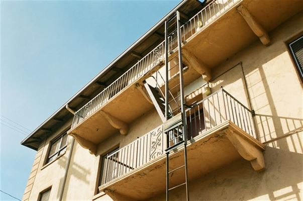 Brandstige til lejlighed – derfor skal du have én